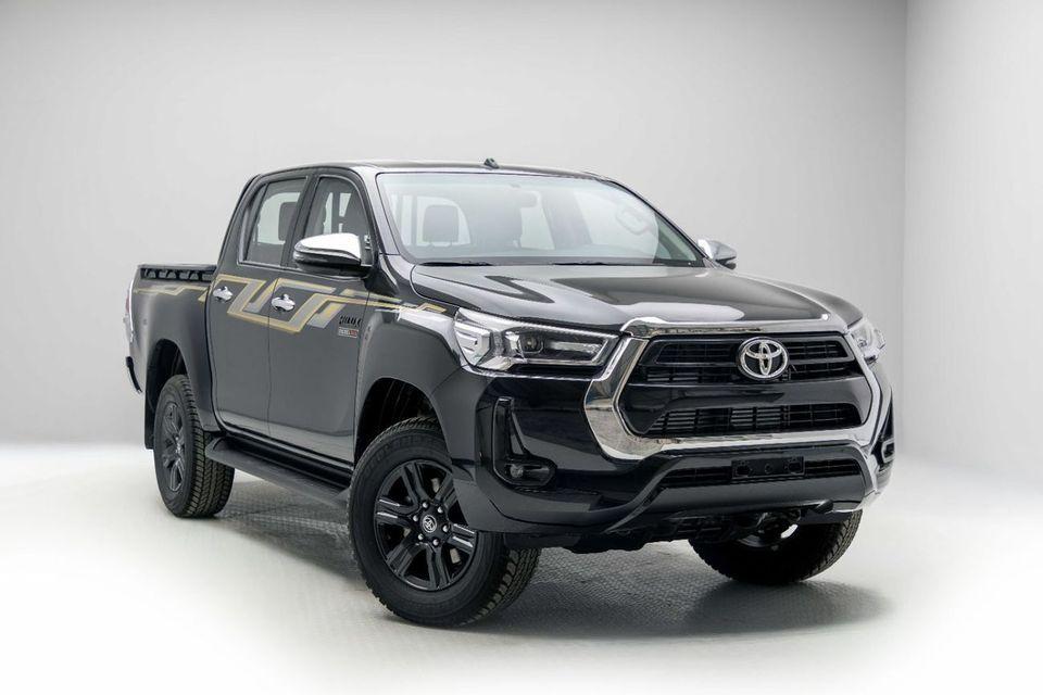 Toyota Hilux DLX 2.4L - Attitude Black Inside Black Export Only