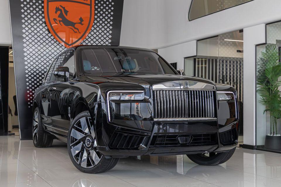Rolls-Royce Cullinan ROLLS-ROYCE CULLINAN SILVER BADGE FULL OPTIONS BESPOKE SOUND SYSTEM EUROPEAN SPECS 2026