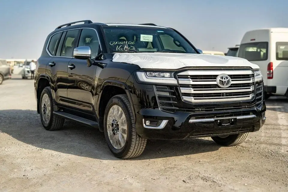 Toyota Land Cruiser Landcruiser VXR without radar black with red and seats Export only