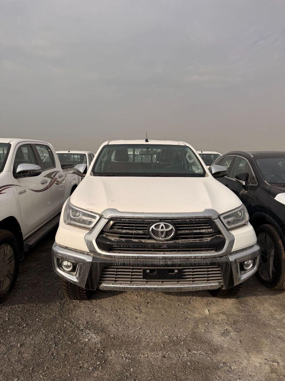 Toyota Hilux 2.7L - Super White Inside Red