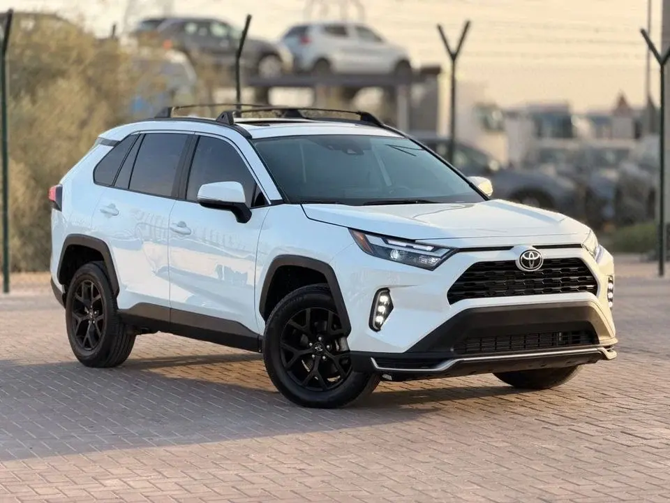 Toyota RAV4 XLE 2.5L / sunroof, leather seats/ full option 2023