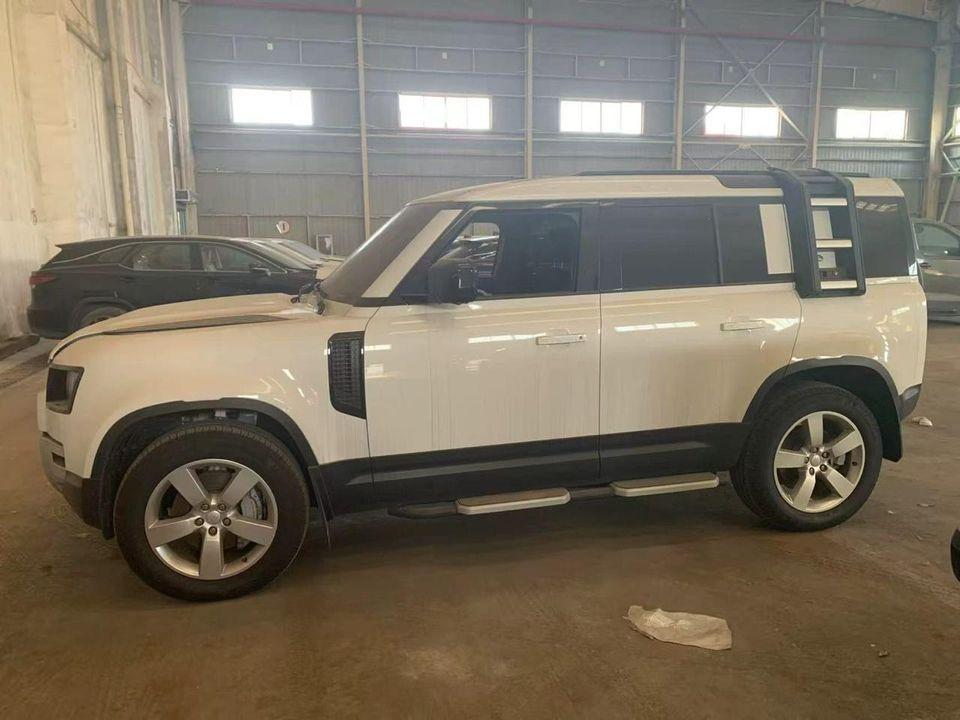 Land Rover Defender Land Rover Defender P110- D300 – Premium Diesel 4x4 / 3.0L Inline-6 Twin Turbo Diesel / MY2024