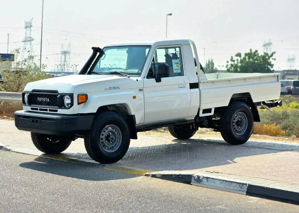 Toyota Land Cruiser Pick Up TOYOTA LC79 SINGLE CABIN DIESEL 2.8 MT MODEL 2025 - WHITE INSIDE BEIGE - OMANI