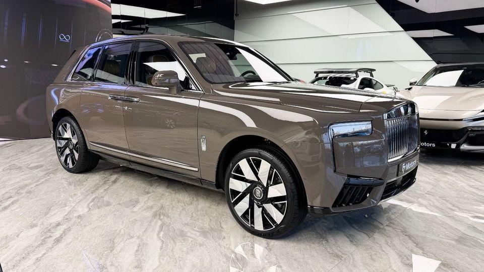 Rolls-Royce Cullinan Rolls Royce Cullinan Silver Badge - 2025 - Bespoke Color Edition