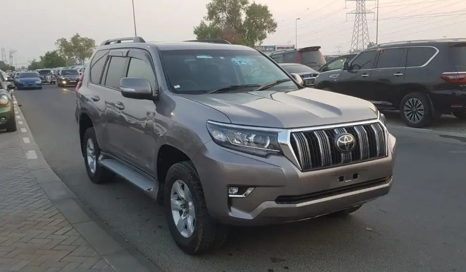 Toyota Prado 2.7cc PETROL LEATHER SEATS ELECTRIC SEATS 7 SEATER FACELIFTED INTERIOR AND EXTERIOR TO 2022 DESIGN Export only