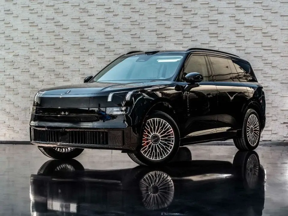 Lynk & Co 900 TRI-MOTOR EDITION