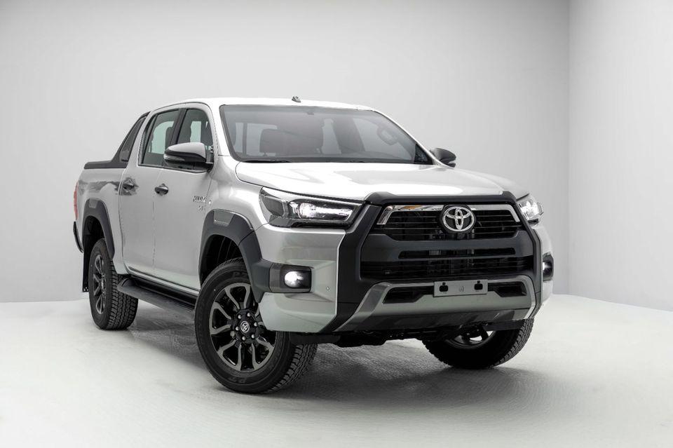 Toyota Hilux Adventure 4.0 - Silver Metallic Inside MLM Black Export Only