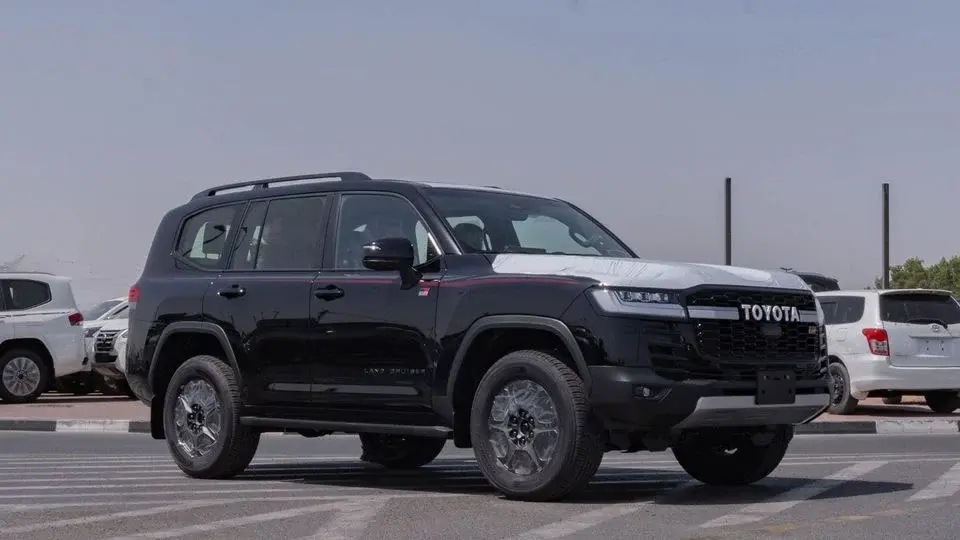 Toyota Land Cruiser 2026 Toyota Land Cruiser 300 GR-Sport 3.5L AT Petrol (Black-red)