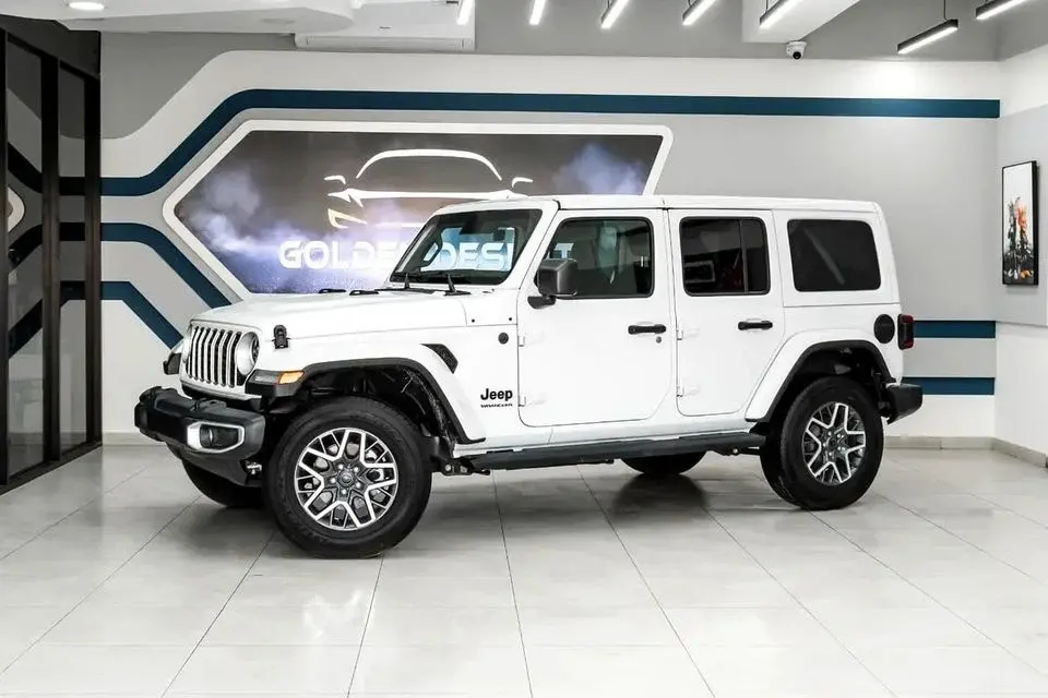 Jeep Wrangler Sahara 3.6L M/T Sahara V6