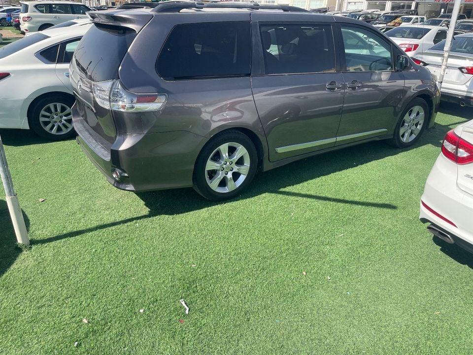 Toyota Sienna SE Full Option