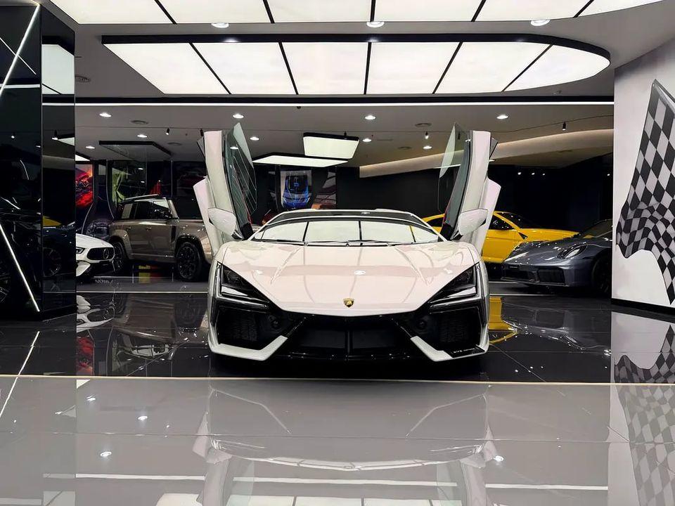 Lamborghini Revuelto PEARL WHITE